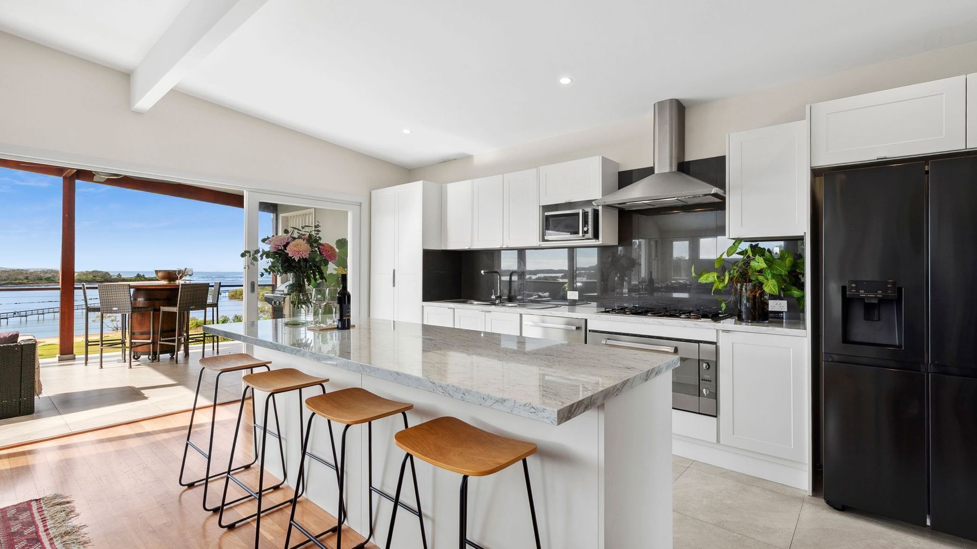 ثلاجة، ميكروويف، فرن، موقد طهي مسطح