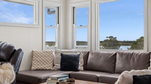 Smart TV - Urunga Magic – A beautiful waterfront retreat in Urunga with serene river and ocean views (Urunga)