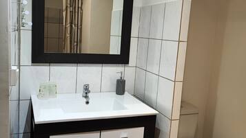 Douche, serviettes fournies