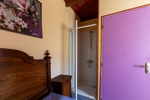 Shower, towels - Bed and Breakfast 'Coté Jardin' with Shared Terrace, Shared Garden and Wi-Fi (Dunière-sur-Eyrieux)