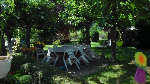 Chambre d’hôtes « Coté Jardin » avec terrasse partagée, jardin commun et Wi-Fi