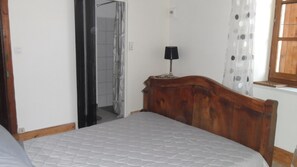 WiFi, bed sheets - Bed and Breakfast 'Coté Jardin' with Shared Terrace, Shared Garden and Wi-Fi (Dunière-sur-Eyrieux)