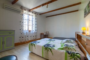 1 bedroom, iron/ironing board, WiFi, bed sheets - Holiday Home 'Coté Rue' with Shared Terrace, Shared Garden and Wi-Fi (Dunière-sur-Eyrieux)