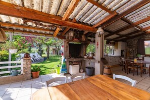 Outdoor dining - Holiday Home 'Coté Rue' with Shared Terrace, Shared Garden and Wi-Fi (Dunière-sur-Eyrieux)