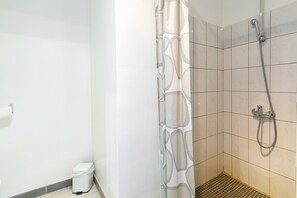Shower, towels - Holiday Home 'Coté Rue' with Shared Terrace, Shared Garden and Wi-Fi (Dunière-sur-Eyrieux)