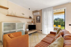 TV - Apartment 'La Casa Di Freddy' with Sea View and Included Private Garage (Loano)