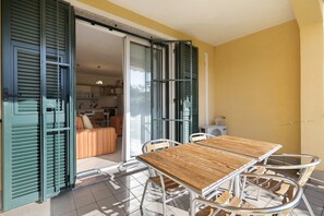 Outdoor dining - Apartment 'La Casa Di Freddy' with Sea View and Included Private Garage (Loano)
