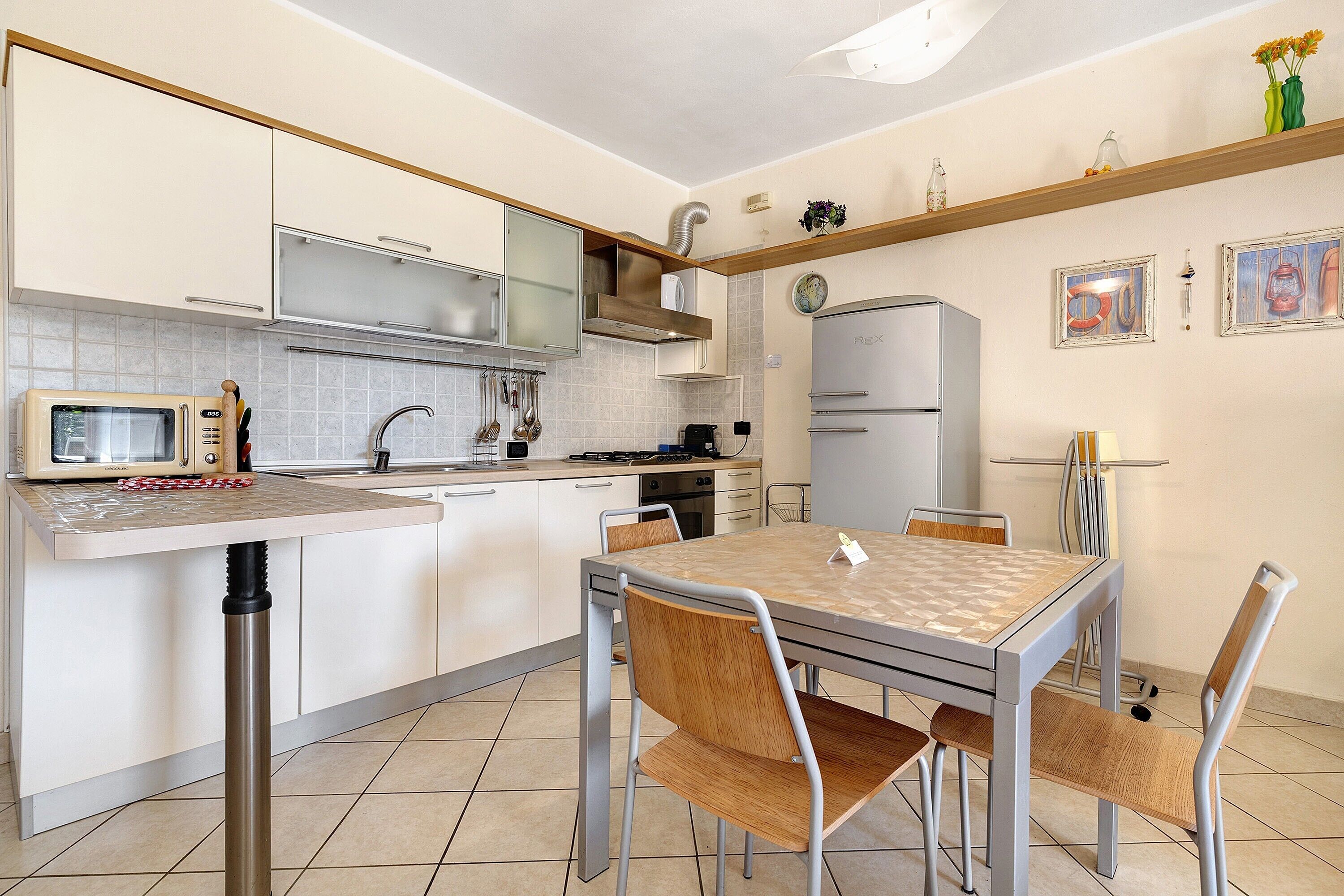 Kylskåp, mikrovågsugn, ugn och spishäll