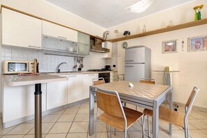 Fridge, microwave, oven, stovetop - Apartment 'La Casa Di Freddy' with Sea View and Included Private Garage (Loano)