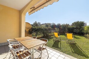 Outdoor dining - Apartment 'La Casa Di Freddy' with Sea View and Included Private Garage (Loano)
