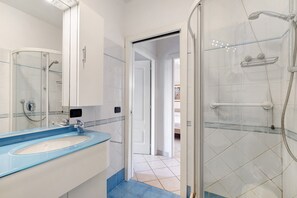 Shower, hair dryer, towels - Apartment 'La Casa Di Freddy' with Sea View and Included Private Garage (Loano)