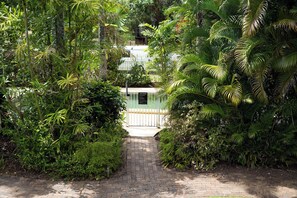 Property grounds - Liana 10 One bedroom beachfront views (Mission Beach)