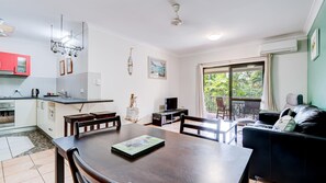 Una televisión, una oficina