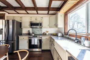 Fridge, microwave, oven, stovetop - Quaint Mountain Farmhouse • Hot Tub & Fire Pit (Blue Ridge)