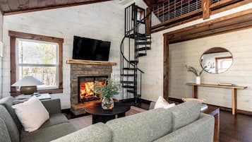 Televisión, chimenea, libros y estéreo