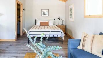 4 bedrooms, desk, iron/ironing board, travel crib