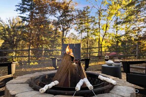 Property grounds - Quaint Mountain Farmhouse • Hot Tub & Fire Pit (Blue Ridge)