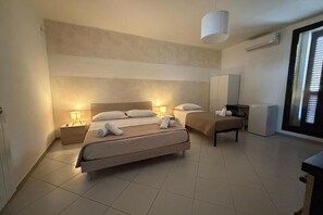 1 bedroom, free WiFi, bed sheets - In the heart of the historic center, a few steps from the famous staircase (Caltagirone)