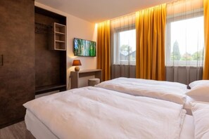 2 bedrooms, in-room safe, iron/ironing board, free WiFi