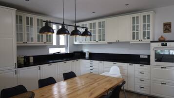 KĂŒhlschrank, Mikrowelle, Ofen, Herdplatte