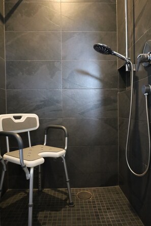 Ducha, secador de pelo y toallas