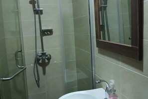 Shower - Metropolitan Nest III (A room in an apartment) (Lekki)