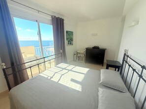 3 室のベッドルーム、アイロン / アイロン台、WiFi (無料)、ベッドシーツ