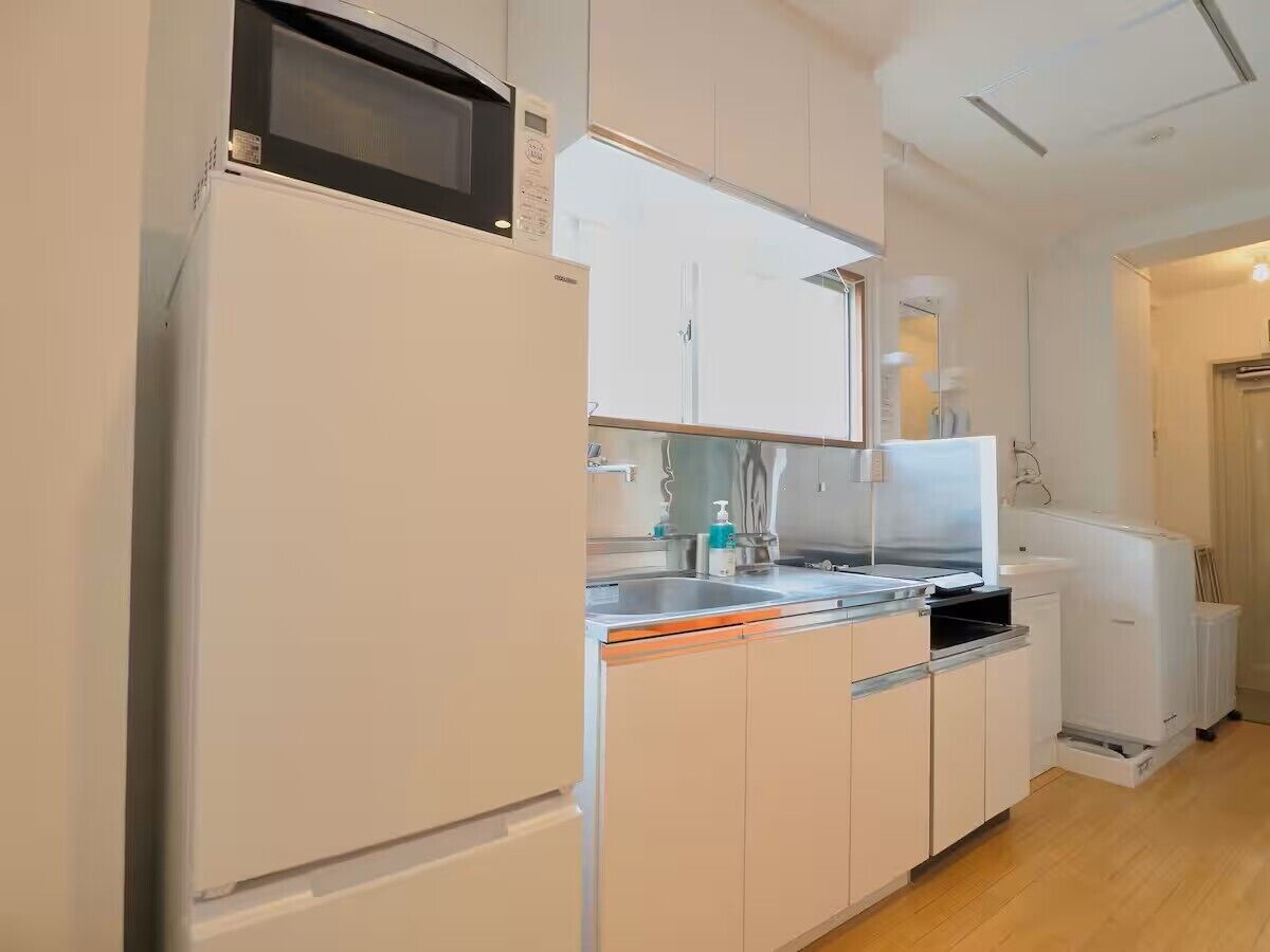 Camera, non fumatori, balcone (Chistose, 402) | Cucina privata | Frigorifero, microonde, piano cottura, pentole/stoviglie/utensili