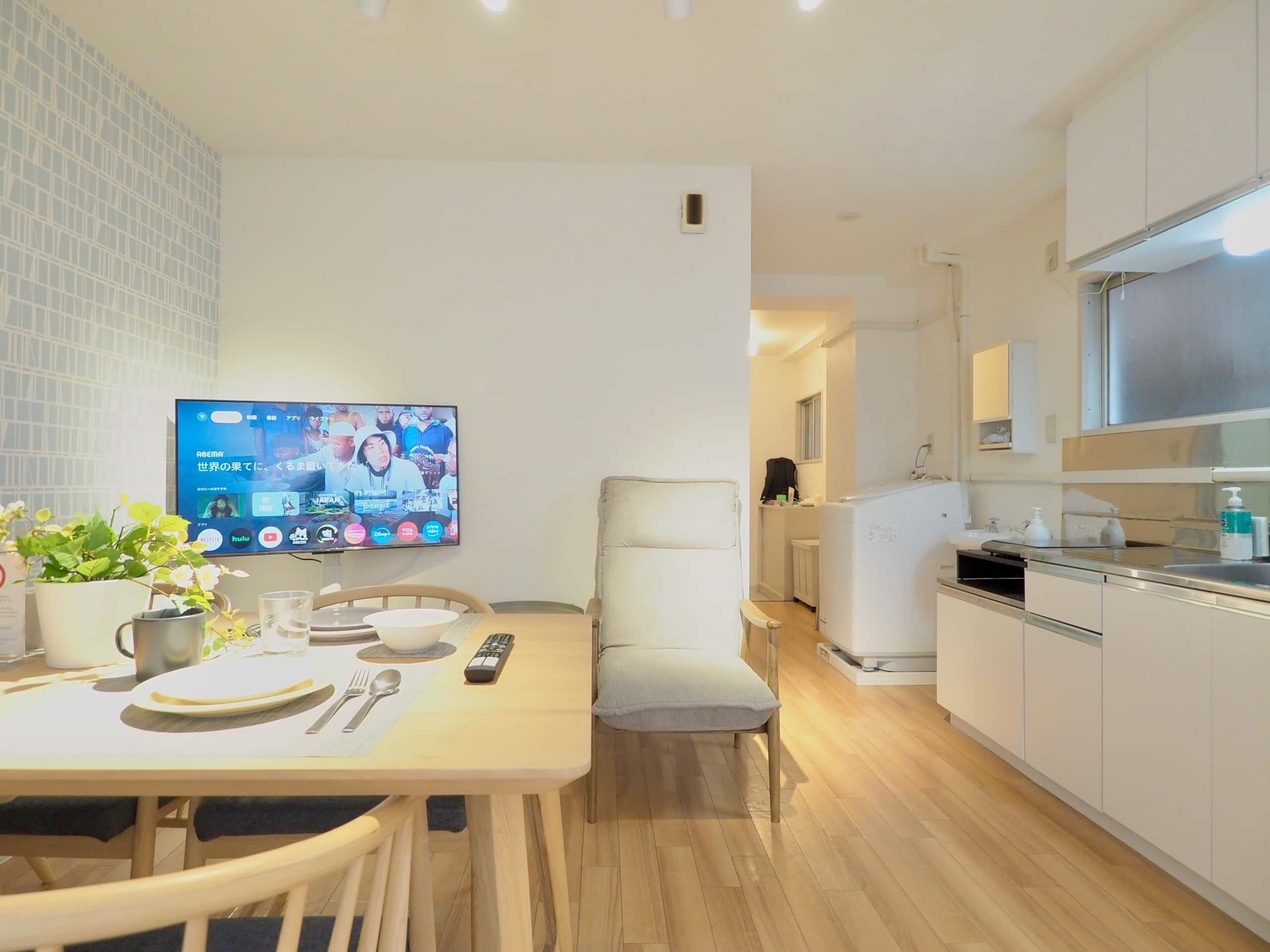 Chistose, Room 302 | Living area