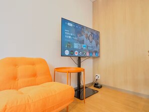 Chistose, Room 402 | Living area | Flat-screen TV