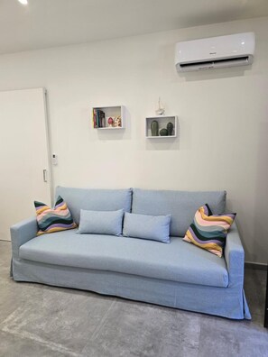 TV - Apartment 'Casetta Di Nonno Paolo' with Wi-Fi and Air Conditioning (Giardini Naxos)