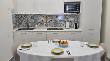 Frigorifero, forno, piano cottura, lavastoviglie