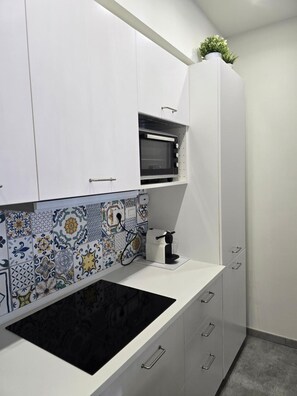 Fridge, oven, stovetop, dishwasher - Apartment 'Casetta Di Nonno Paolo' with Wi-Fi and Air Conditioning (Giardini Naxos)