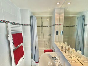 Haartrockner, Handtücher, Seife, Toilettenpapier