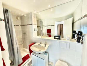 Sèche-cheveux, serviettes fournies, savon, papier toilette