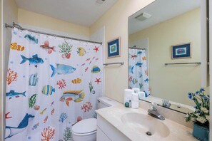 Shower, hair dryer, towels, shampoo - 643 Newhaven - Stunning Ocean View (Fripp Island)