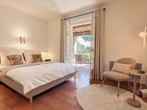 4 makuuhuonetta, työpöytä, silitysrauta/-lauta, vauvan matkasänky