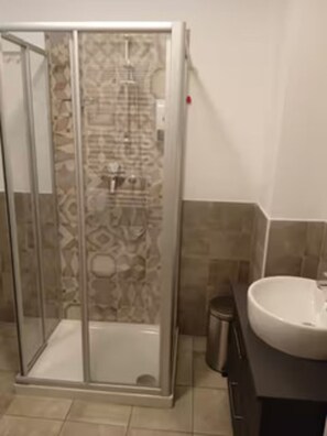 Dusche, Haartrockner, Handtücher