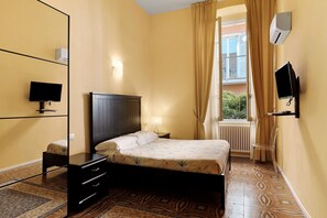 1 bedroom, WiFi, bed sheets - Room 'Camera Matrimoniale' with Shared Garden, Wi-Fi and Air Conditioning (Chiavari)