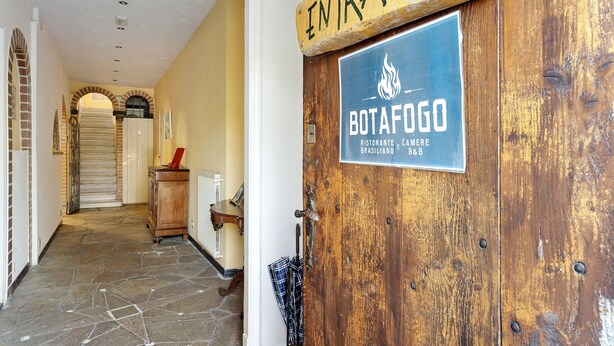 A wooden door with a sign reading 'ENTRADA' and another sign for 'BOTAFOGO RISTORANTE E CAMERE E&B&B.' - Room 'Camera Matrimoniale' with Shared Garden, Wi-Fi and Air Conditioning (Chiavari)