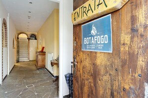 A wooden door with a sign reading 'ENTRADA' and another sign for 'BOTAFOGO RISTORANTE E CAMERE E&B&B.' - Room 'Camera Matrimoniale' with Shared Garden, Wi-Fi and Air Conditioning (Chiavari)