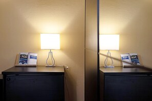 Interior - Room 'Camera Matrimoniale' with Shared Garden, Wi-Fi and Air Conditioning (Chiavari)