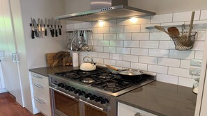 Fridge, microwave, oven, stovetop - Stylish 2 BDR Home with Balcony and Parking (Auckland)