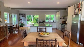 Fridge, microwave, oven, stovetop - Stylish 2 BDR Home with Balcony and Parking (Auckland)