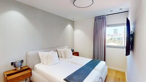 3 soverom, safe på rommet, skrivebord og strykejern/-brett