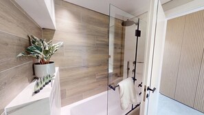 Douche, sèche-cheveux, serviettes fournies, savon