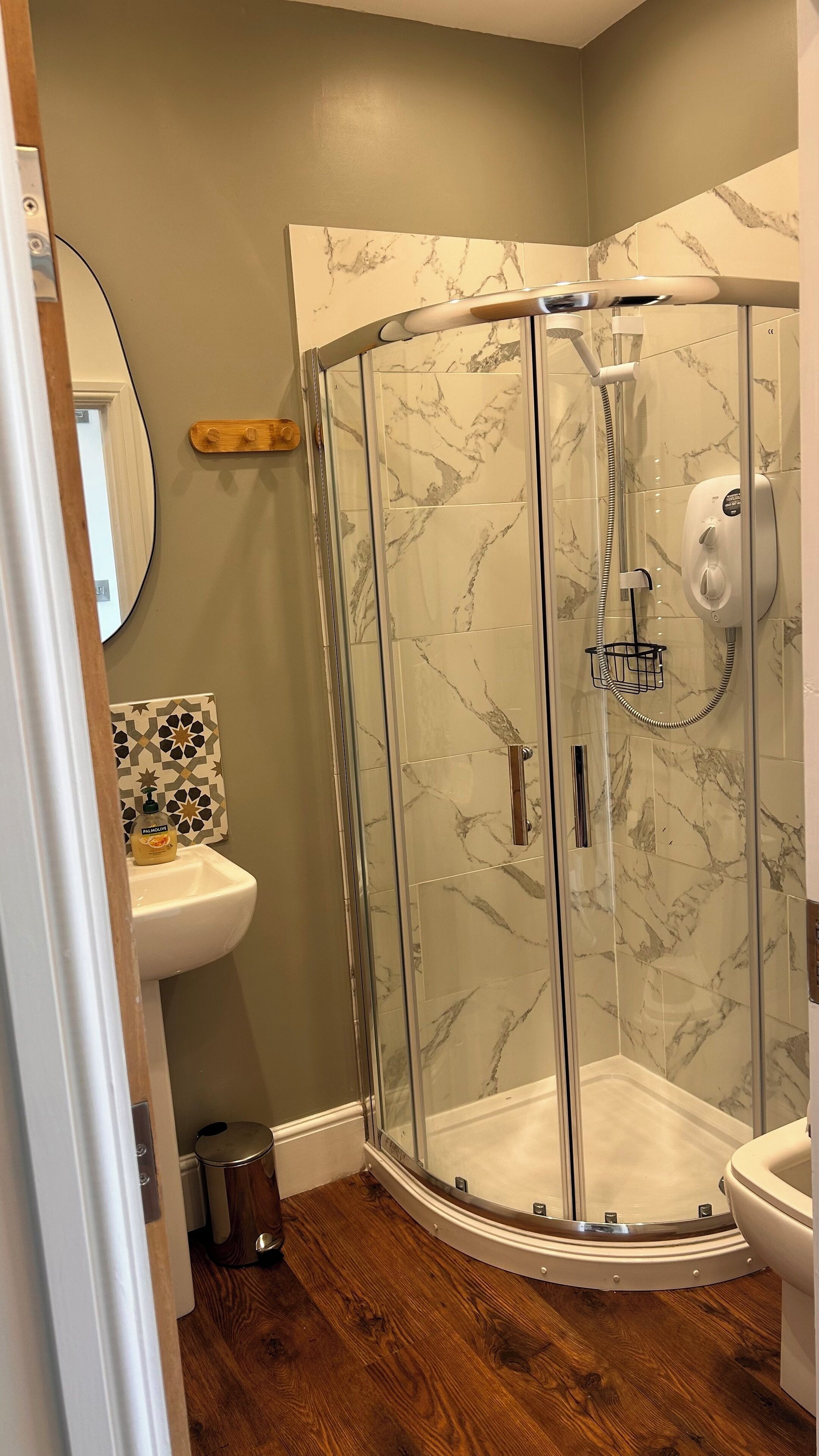 Douche, sèche-cheveux, serviettes fournies, savon