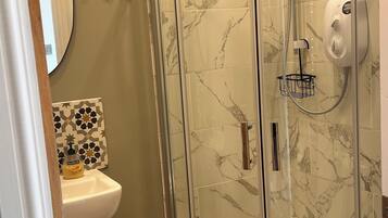 Douche, sĂšche-cheveux, serviettes fournies, savon