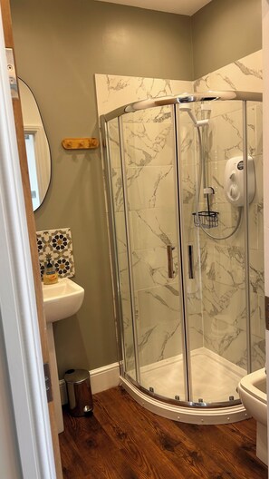 Dusche, Haartrockner, Handtücher, Seife