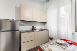 Kühlschrank, Mikrowelle, Herdplatte, Geschirrspüler